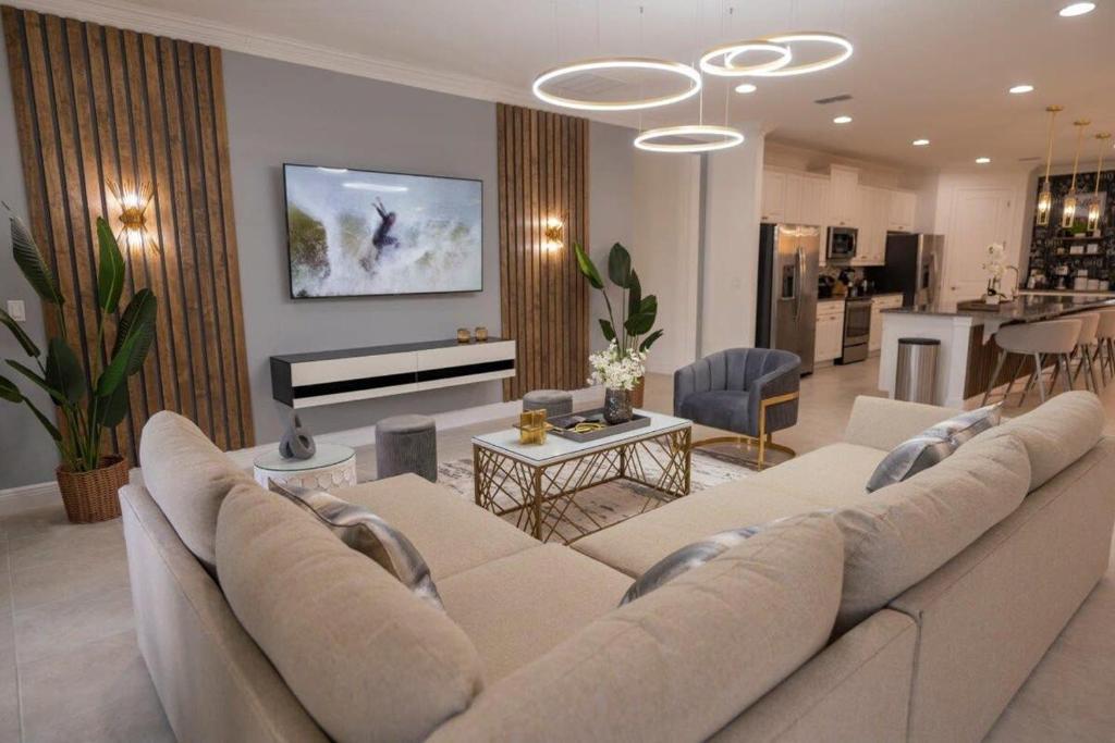 奥兰多Stunning Luxury 9BR Encore Villa by Disney的客厅配有大白色沙发和钢琴