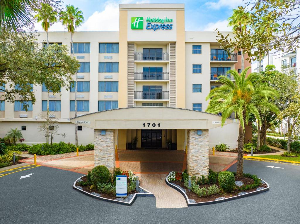 普兰塔寻Holiday Inn Express Hotel & Suites Ft. Lauderdale-Plantation, an IHG Hotel的酒店前方的图片