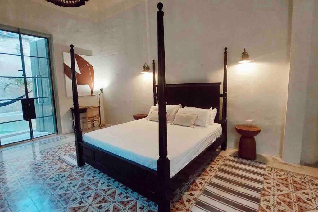 伊萨马尔Vista a la pirámide/ Piscina privada / Centro的一间卧室设有一张床和一个大窗户