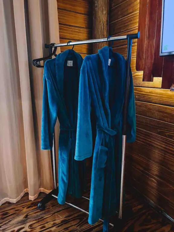 纳韦甘蒂斯Sítio Sachetti的两个挂在衣架上的蓝色长袍