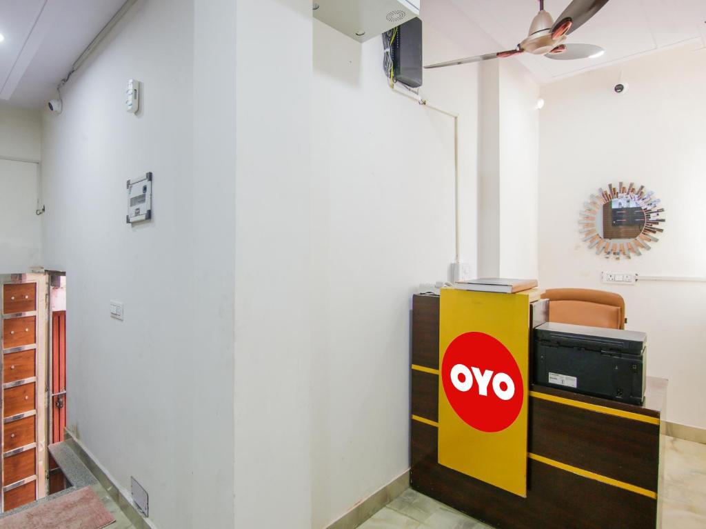 新德里OYO AR Residency的一间配有电视的客房,墙上有标志