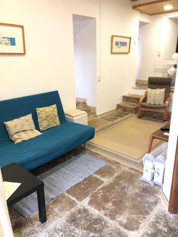 辛特拉Apartamento 2 Penedo的客厅设有蓝色的沙发和楼梯。