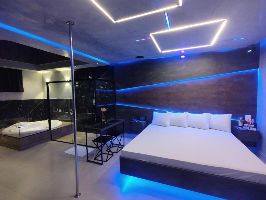 索罗卡巴Prestige Motel 5的一间卧室设有一张床和一个玻璃淋浴间
