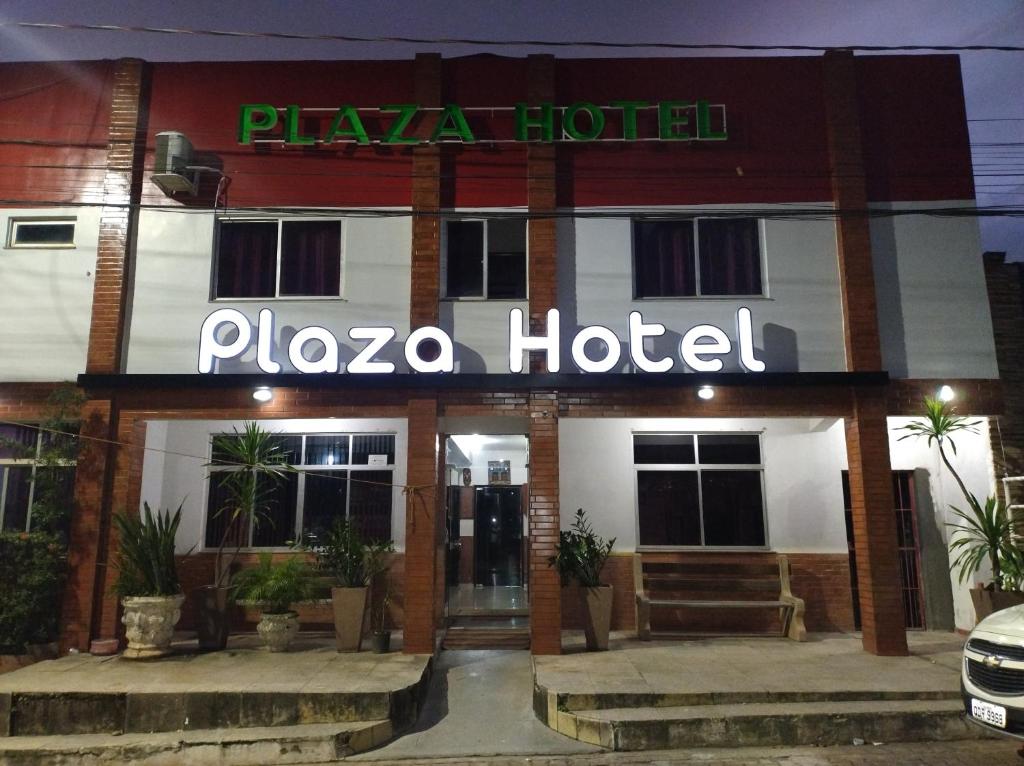 马拉巴PLAZA HOTEL MARABÁ的标有阅读广场酒店的标志的酒店
