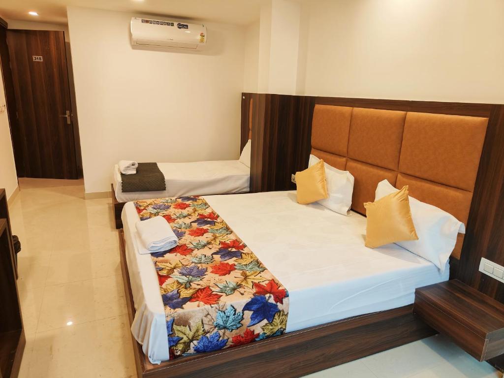 新德里Hotel Tela Suite Plaza Near IGI Airport的一间卧室,配有两张床