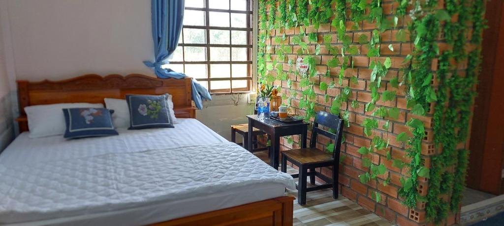 芹苴Cần Thơ Farmstay的一间卧室设有一张床和绿色的墙壁