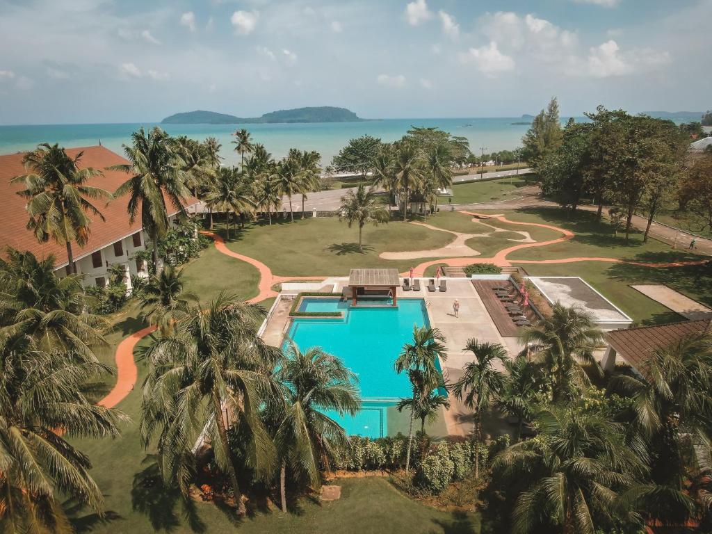 春蓬The Nouveau Chumphon Beach Resort And Golf的享有度假村的空中景致,设有游泳池和棕榈树