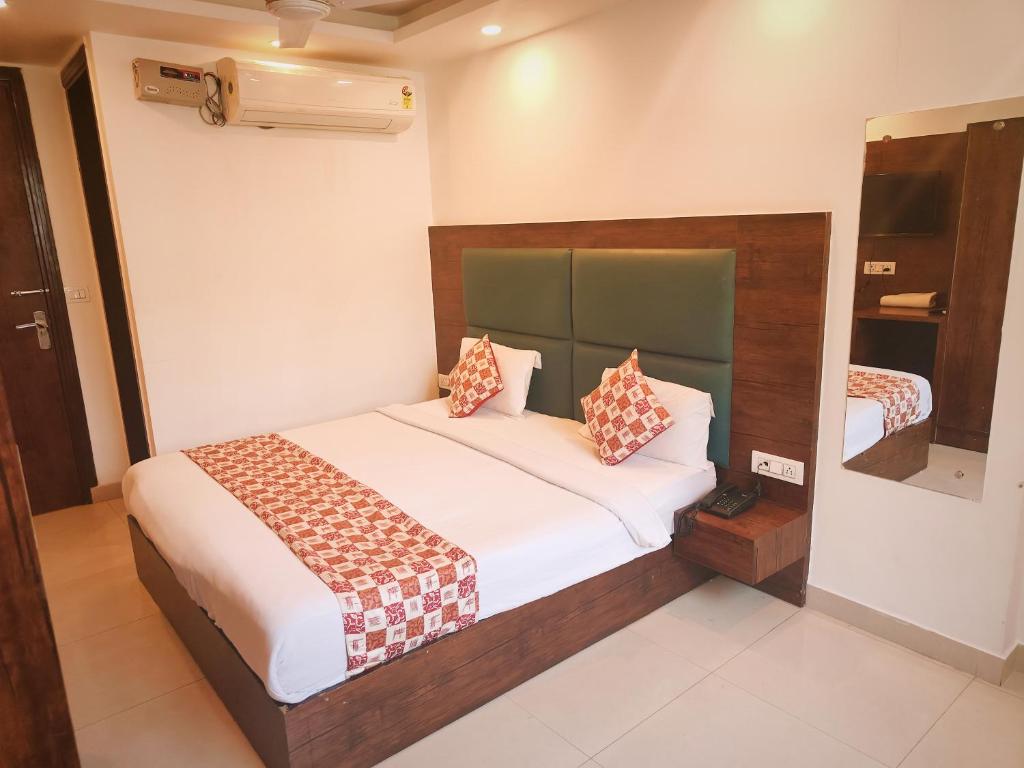 新德里Hotel D Tark Near IGI Airport的一间卧室,卧室内配有一张大床