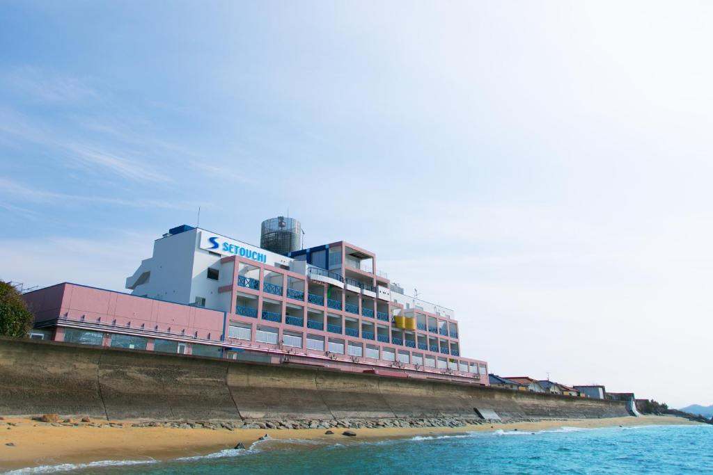 松山瀬戸内リゾートホテル的海边的一栋建筑