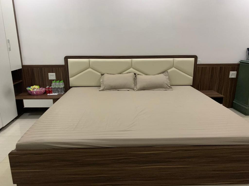 奠边府市502 Sân Bay Điện Biên的一间卧室配有一张大床和白色床垫