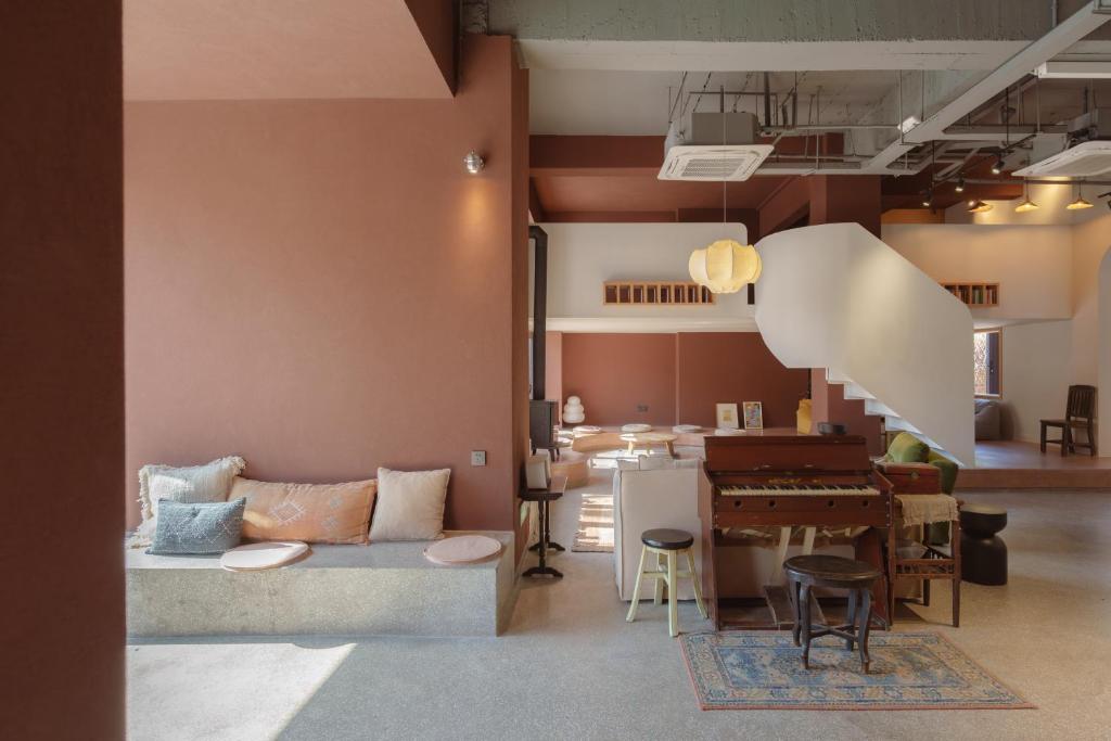 德清莫干山·木可合作社的带沙发和钢琴的客厅