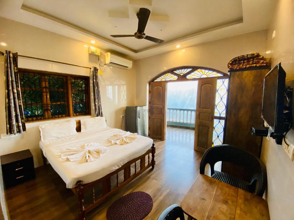 卡兰古特Seaside Divine的一间带床的卧室,位于带窗户的房间内