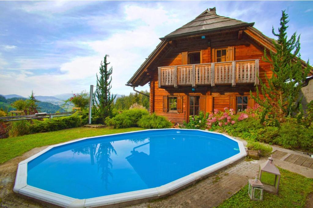斯洛文尼亚格拉代茨Chalet Podgorje With Pool的房屋前有游泳池的房子