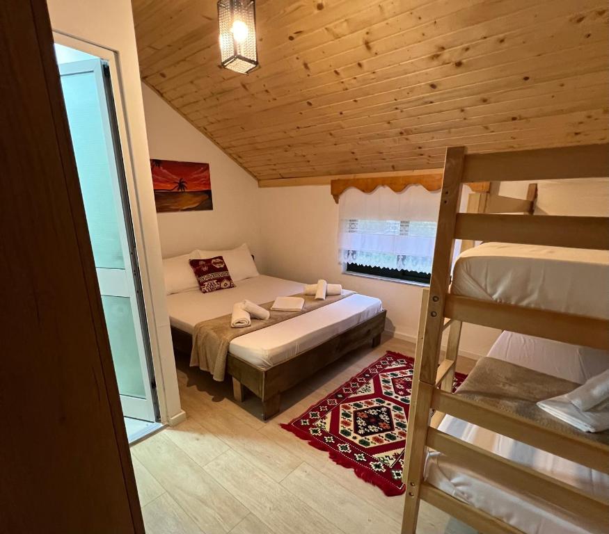 LekbibajTe baca Qerim的一间卧室配有两张床和一张双层床。