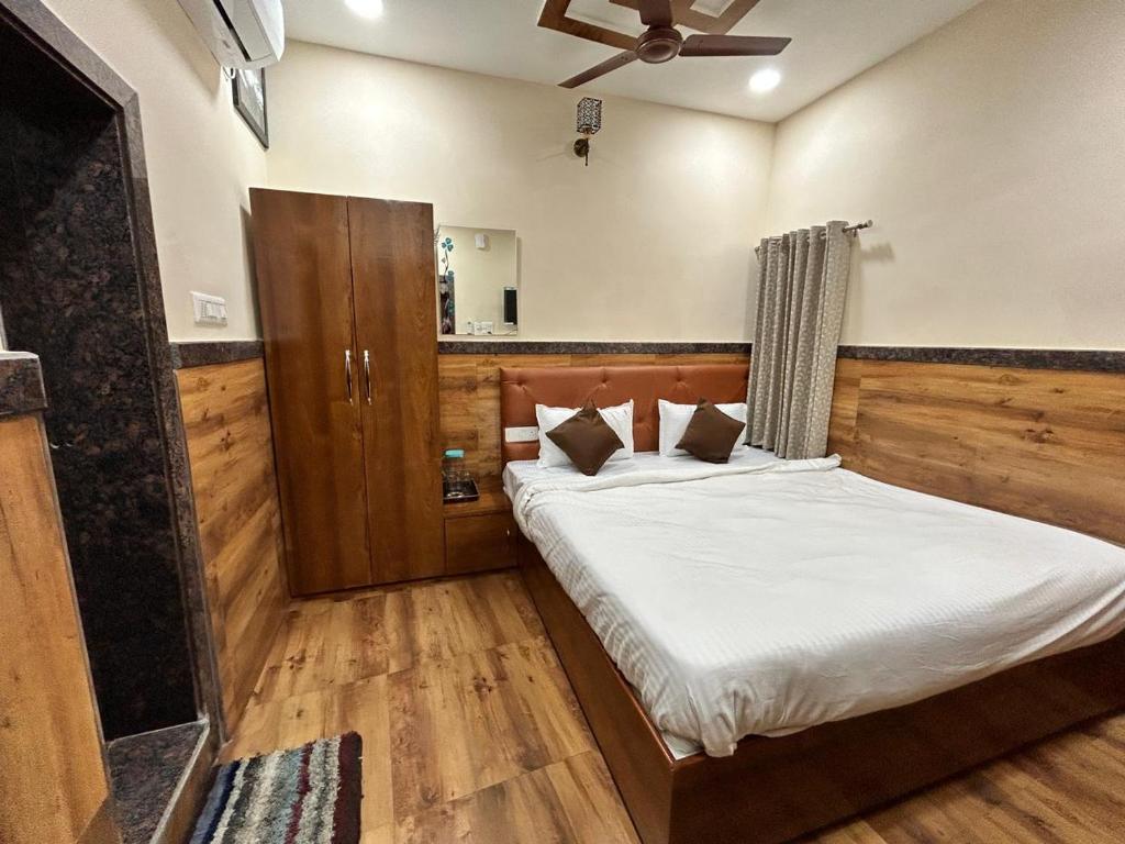 赖布尔AMMA ROOMS AND DORMITORY的一间卧室设有一张床和天花板