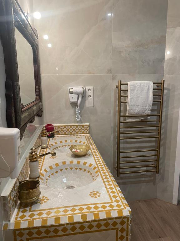 纳博讷Suite Orientale Maison de L'église du Couvent的浴室设有马赛克水槽和镜子