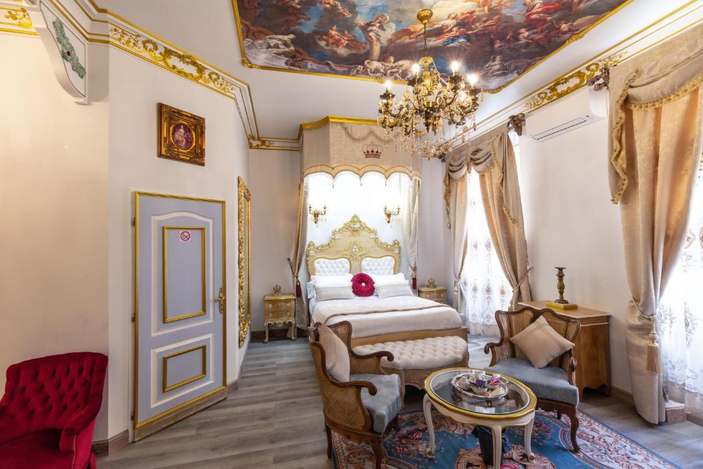 纳博讷Suite Royale Maison de l'église du couvent的一间卧室配有一张床和一个吊灯