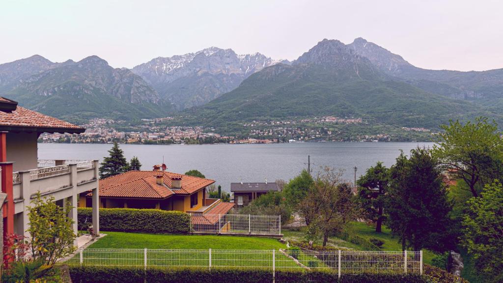 Onnoa due passi da bellagio Lake View house with garden的享有湖泊和山脉美景的度假屋