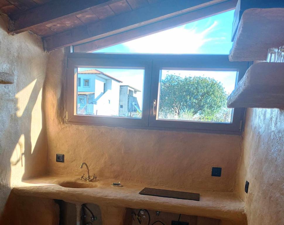 尼亚·蒙达尼亚Homatino Eco Smart的一间带水槽和窗户的浴室