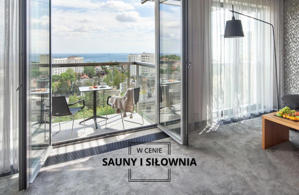 格丁尼亚Sea Premium Apartments的带阳台的客房的 ⁇ 染