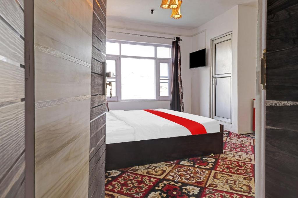 JawāharnagarEco Rooms的一间卧室设有一张床和一个窗口