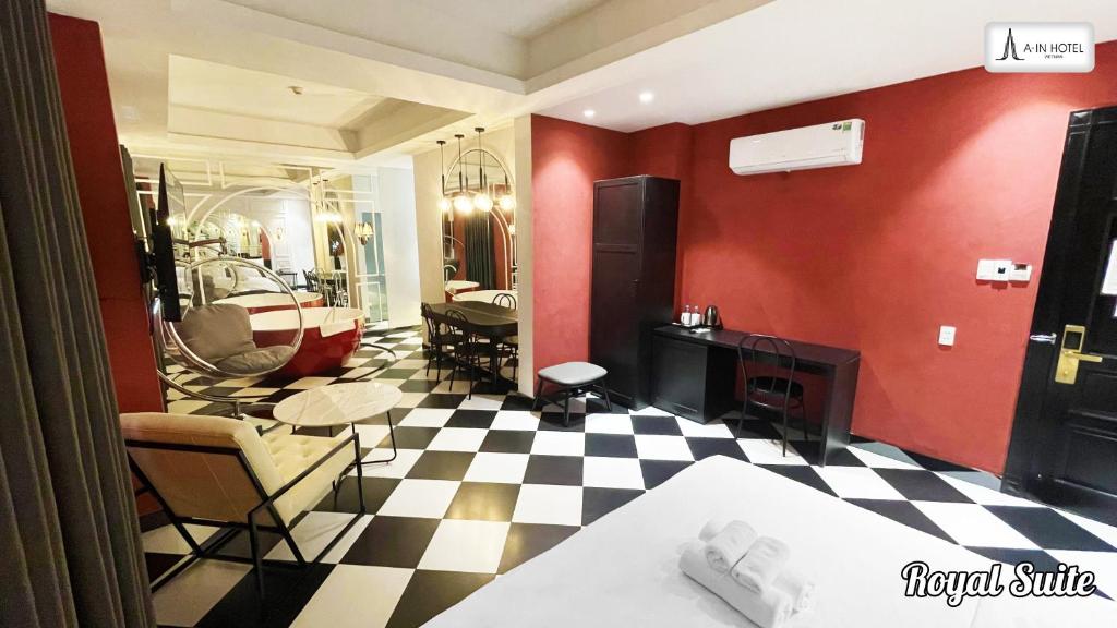 胡志明市A In Hotel Atistar的一间设有 ⁇ 板地板的房间和一间卧室