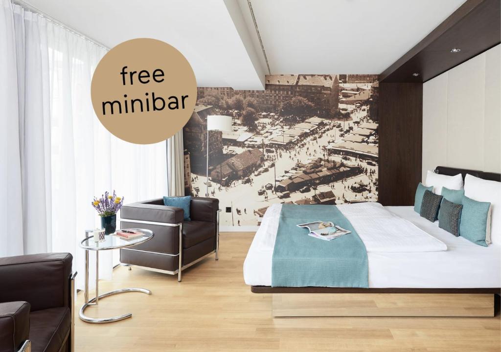 慕尼黑Living Hotel Das Viktualienmarkt的一间卧室配有一张床、一张沙发和一把椅子
