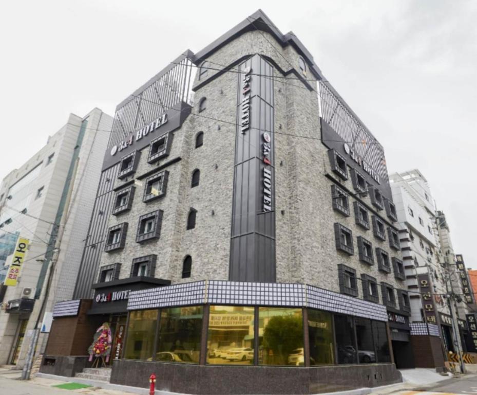 仁川市Seoknam 3&4 Hotel的城市街道上的建筑