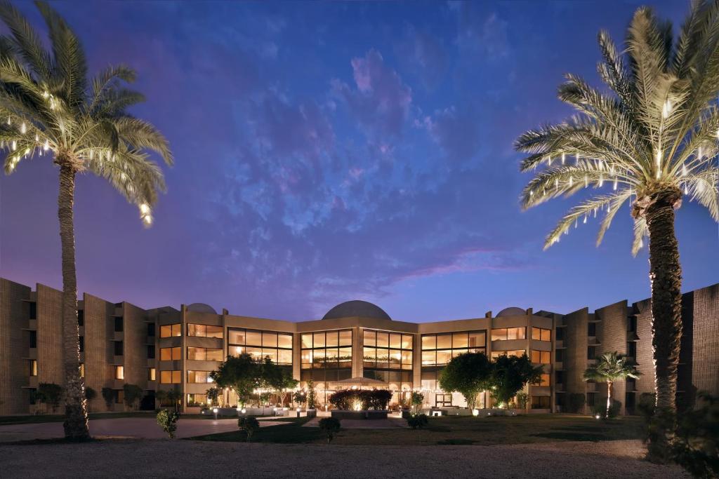 奥朱贝尔InterContinental Al Jubail Resort的一座棕榈树建筑