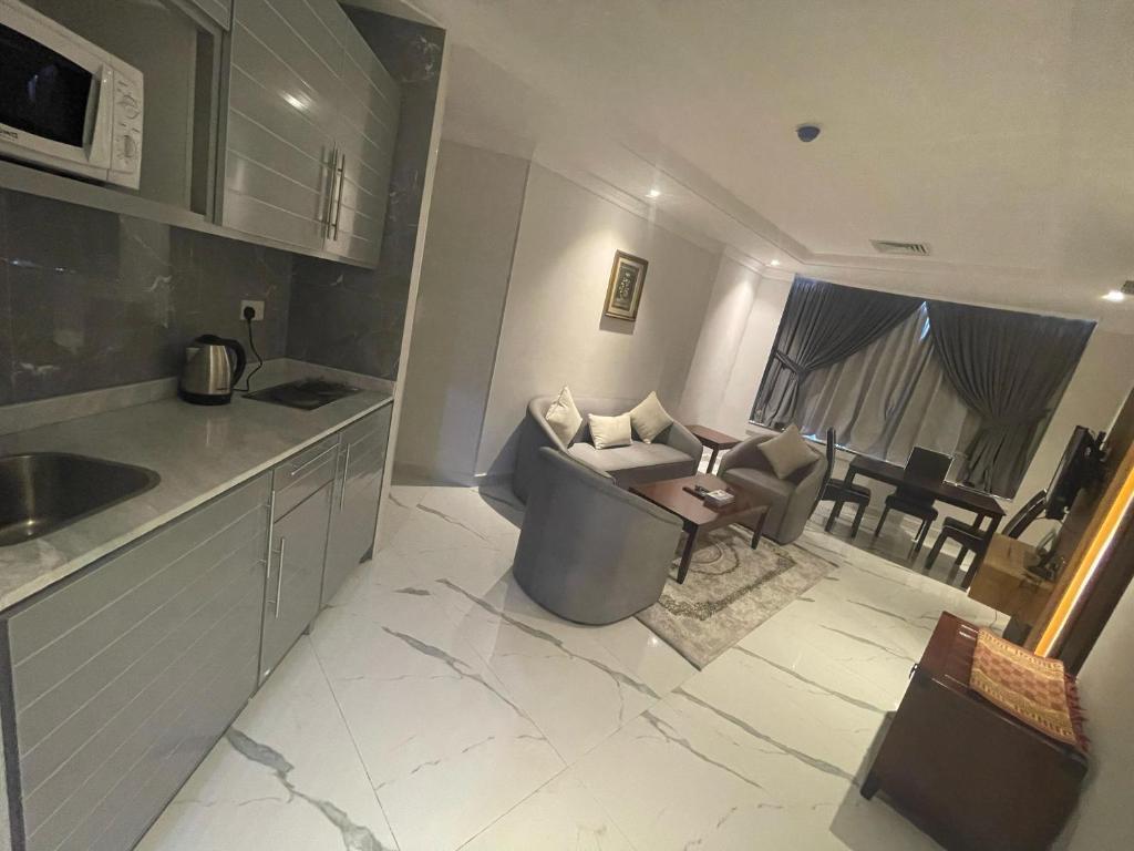 科威特Continental Suite farwaniya的厨房以及带沙发的起居室。