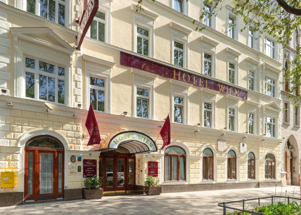维也纳奥地利维也纳经典酒店的前面有红旗的大建筑