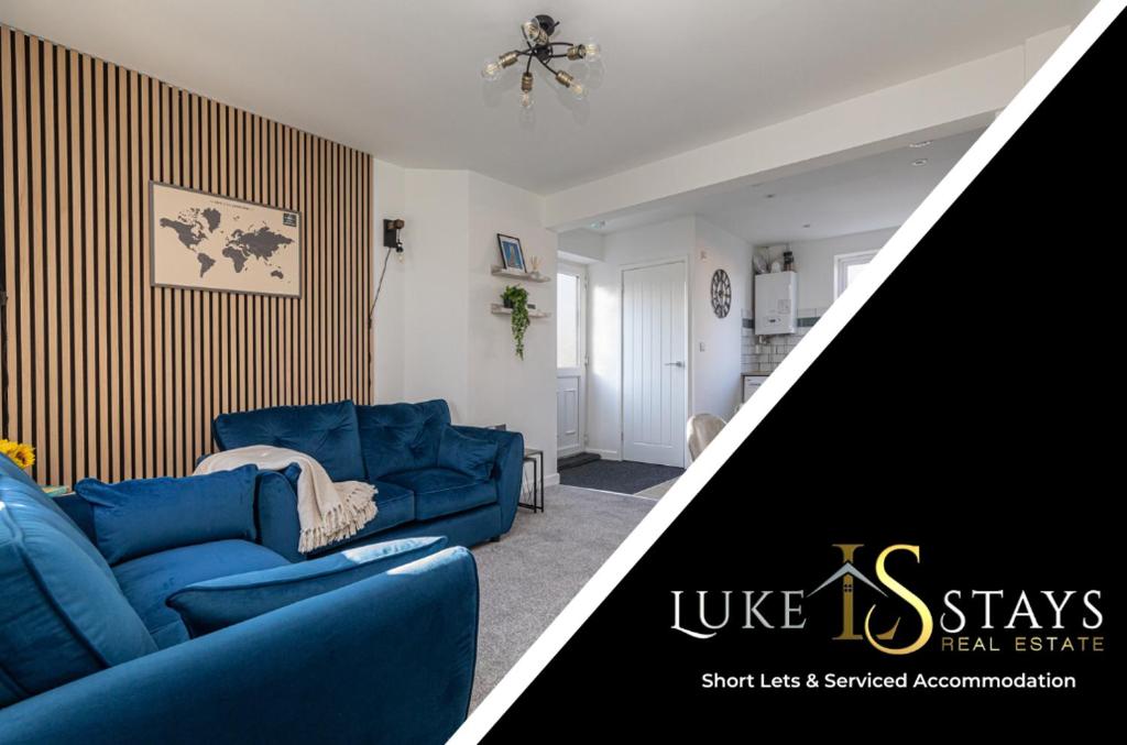 SheepscarLuke Stays - Finchale Ave的一间带蓝色沙发的客厅和一间带