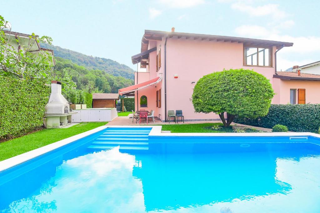瓦尔博若纳Jane e Jolie holiday home private swimming pool的房屋前有游泳池的房子