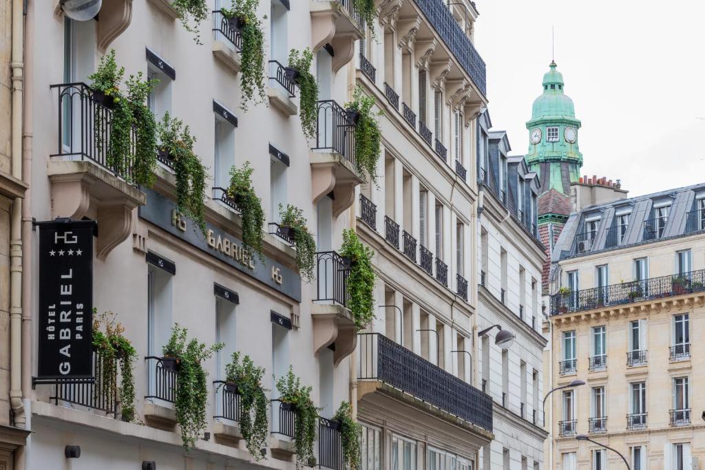巴黎巴黎加布里埃尔酒店的一座植物在建筑的一侧