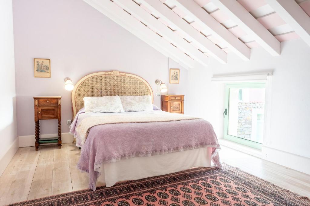 PolancoPosada Rolisas的白色的卧室设有一张大床和一个窗户