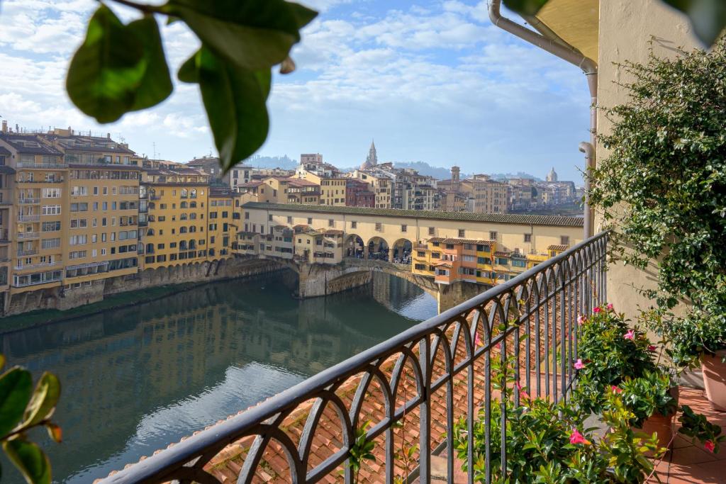 佛罗伦萨迪格里奥拉费酒店的从阳台可欣赏到河流上的桥梁景色