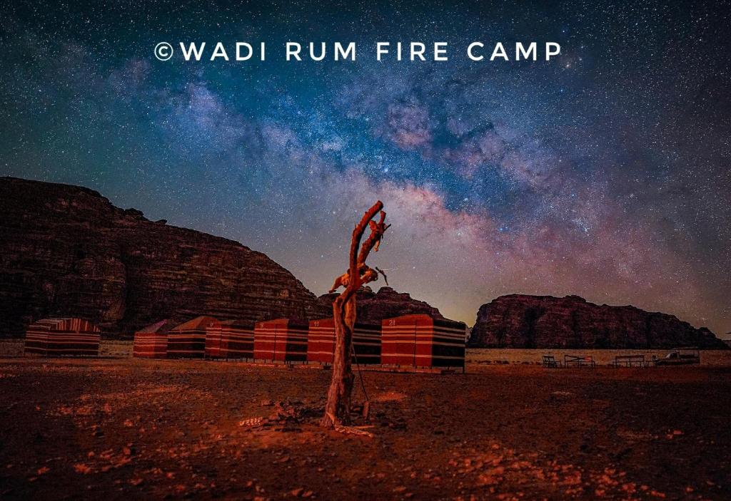 瓦迪拉姆Wadi Rum Fire Camp的夜空下沙漠中间的一个标志