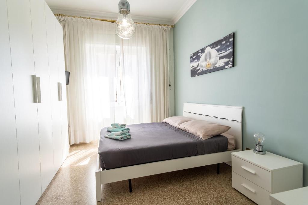罗马Light Blue Apartment - City Center Rome的一间卧室设有一张床和一个窗口