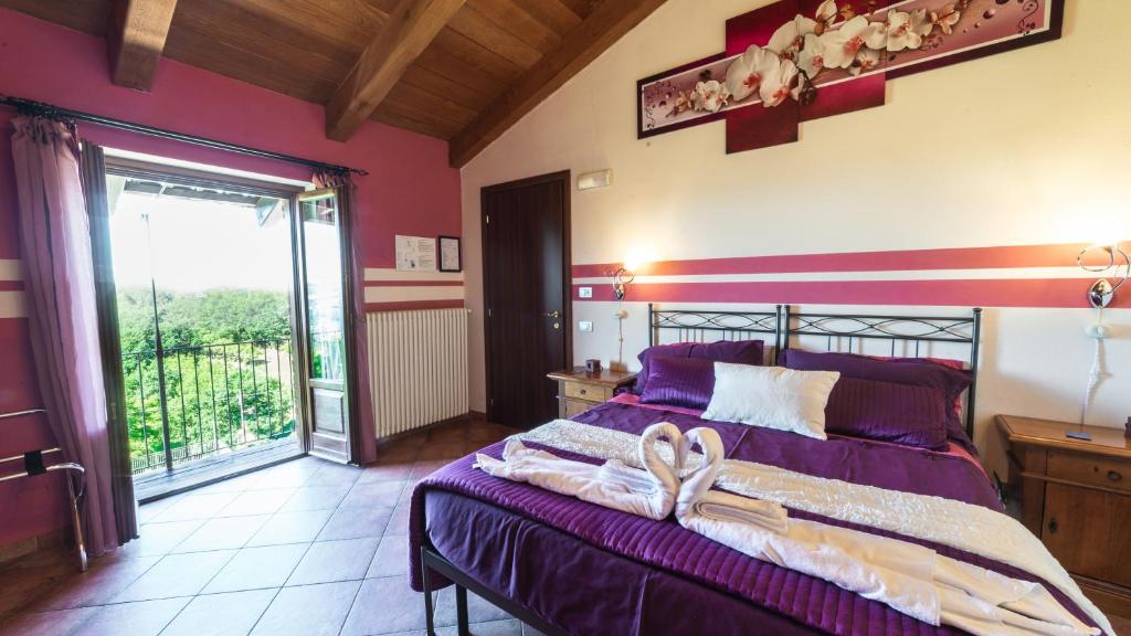 Bossolasco大法比亚纳酒店的一间卧室配有带毛巾的床