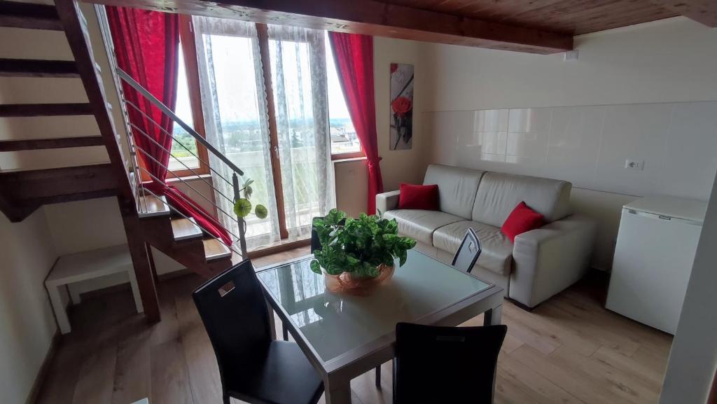 阿尔塔穆拉Panorama Lucano的客厅配有桌子和沙发