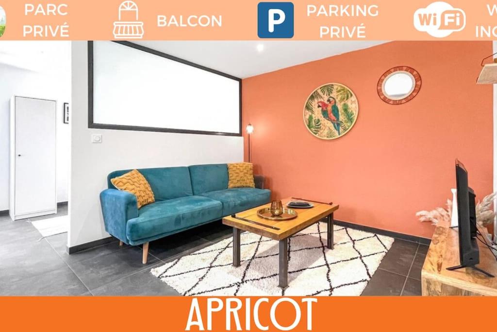 安纳马斯ZenBNB / Apricot / Parking privé / Balcon / Parc /的客厅配有蓝色的沙发和桌子