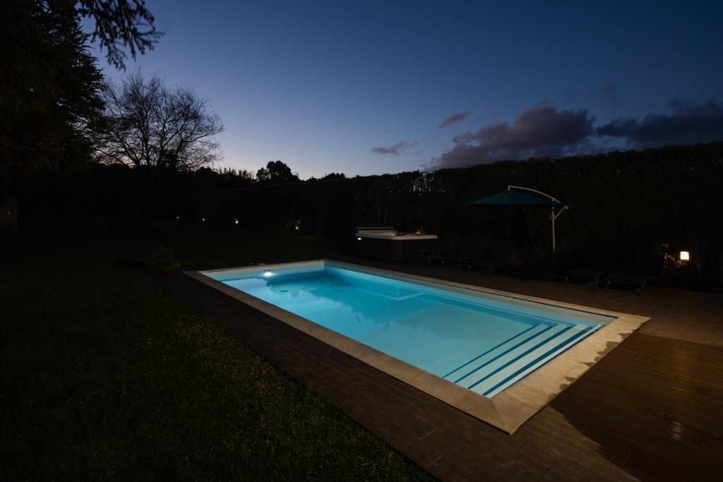 蓬塔德尔加达Quinta do Ferreiro的夜间在院子里的游泳池