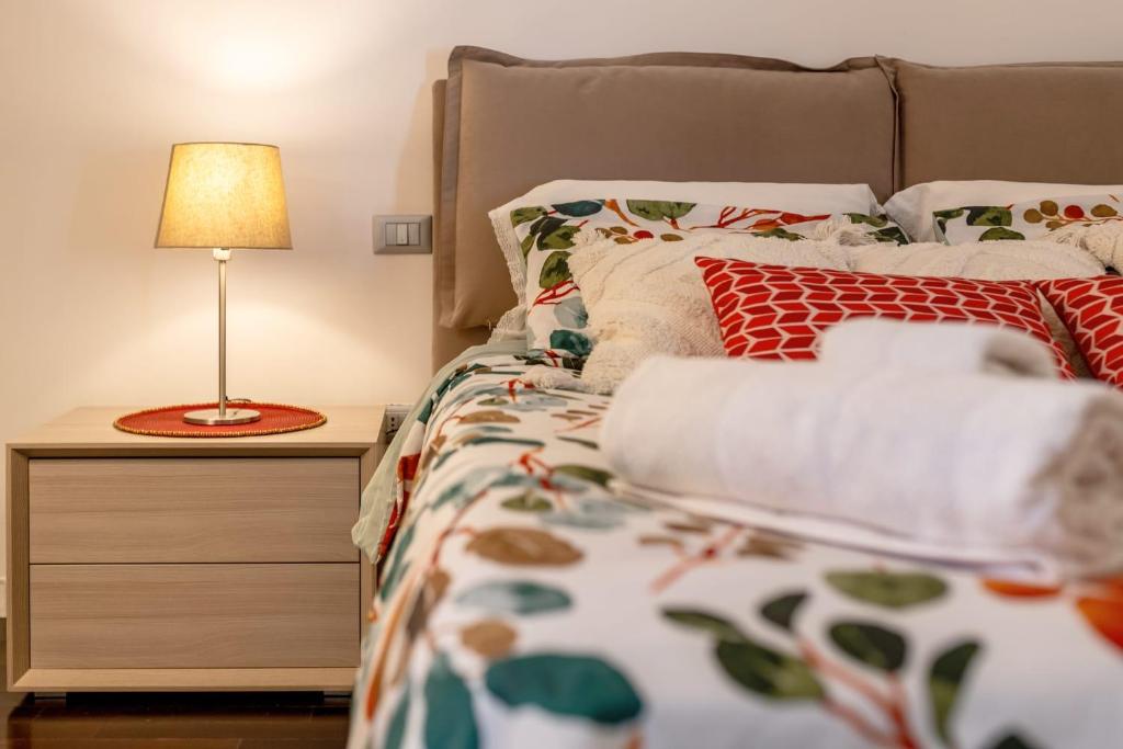 奥斯图尼La Casa Bianca的一间卧室,配有一张床和床头灯