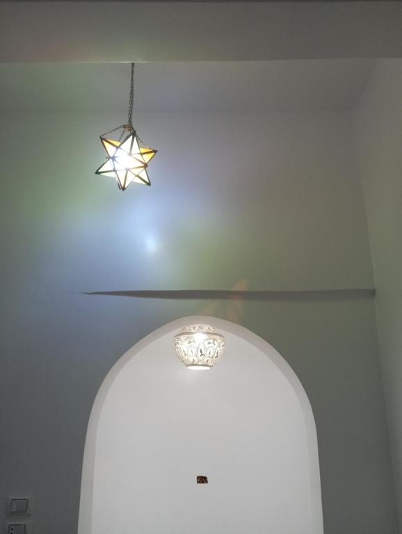 阿布辛贝El baladi的吊灯和吊在天花板上的星星