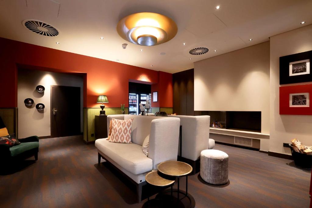 汉堡贝斯特韦斯特酒店圣·拉斐尔店的客厅配有白色沙发和电视