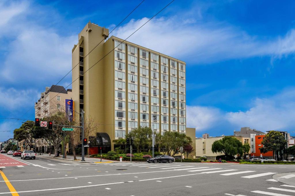旧金山旧金山康福特湾酒店的一条有路的城市街道上高大的建筑