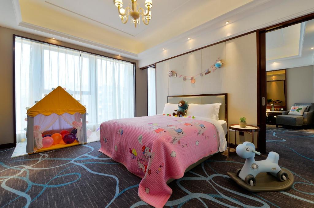 西安西安蓝溪国际酒店的卧室设有粉红色的床和大窗户