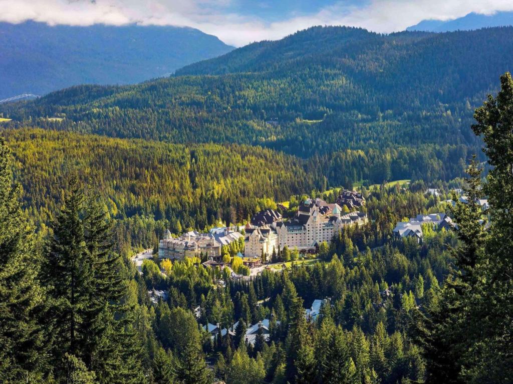 惠斯勒费尔蒙惠斯勒城堡酒店的享有山区度假胜地的空中景致