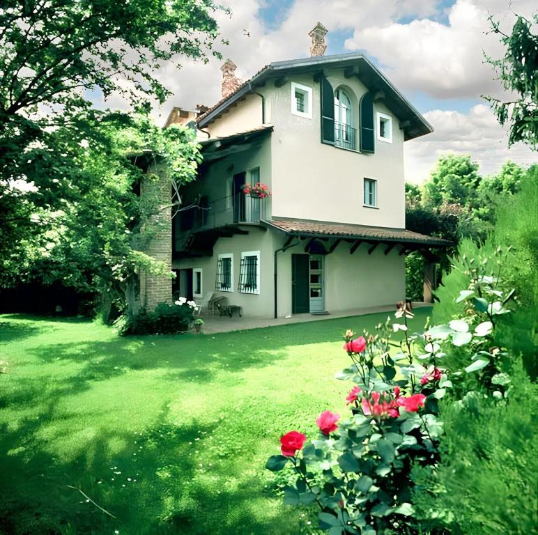 卡鲁2 bedrooms apartement with enclosed garden at Carru的院子里的白色房子,鲜花盛开
