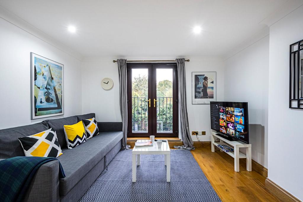 伦敦2 Bedroom Apartment by AV Stays Short Lets Southwark London With Free WiFi的带沙发和电视的客厅